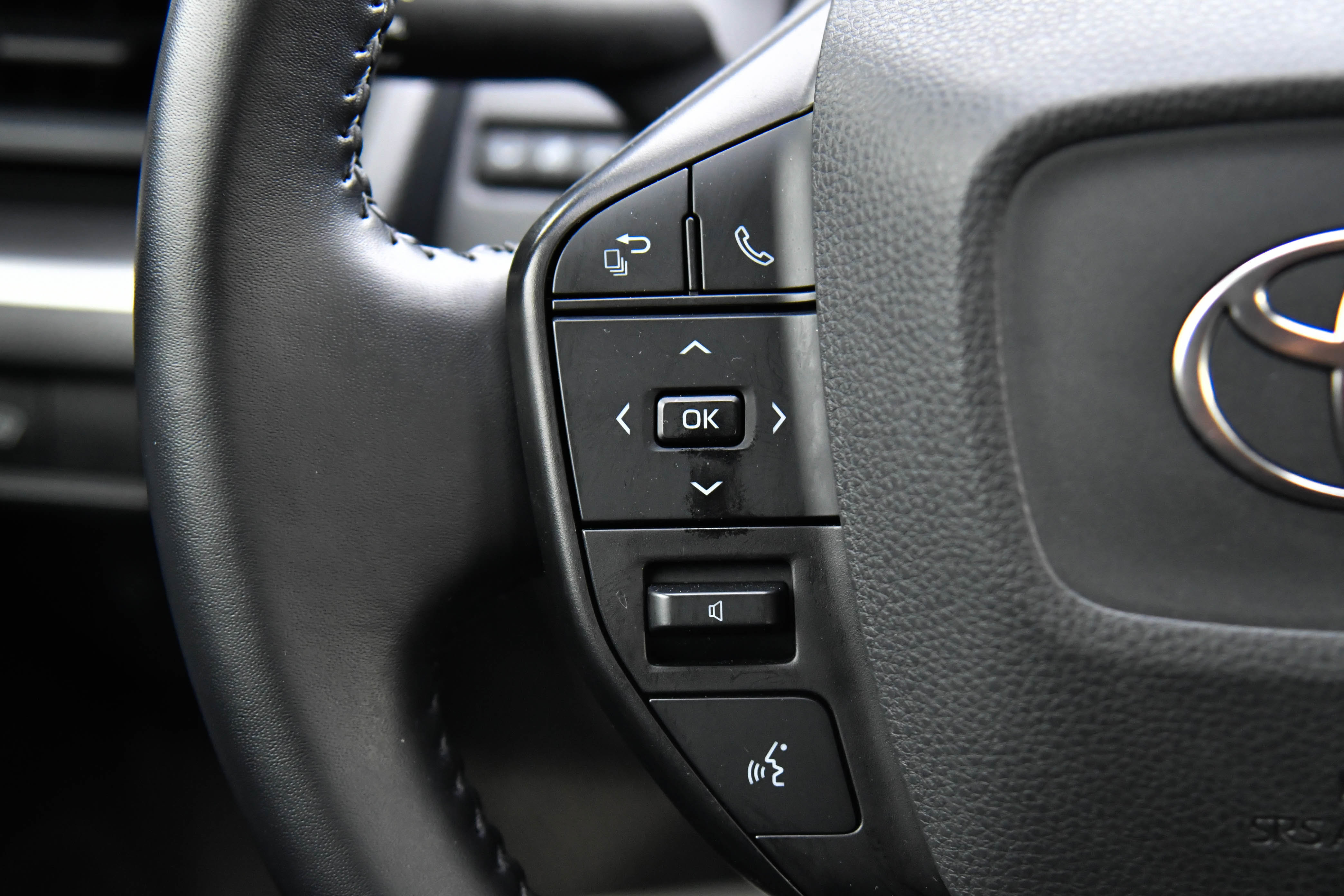 Used 2024 Toyota Prius LE image 30