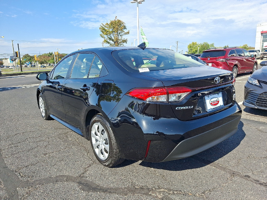 Used 2027 Toyota Corolla LE FWD image 4
