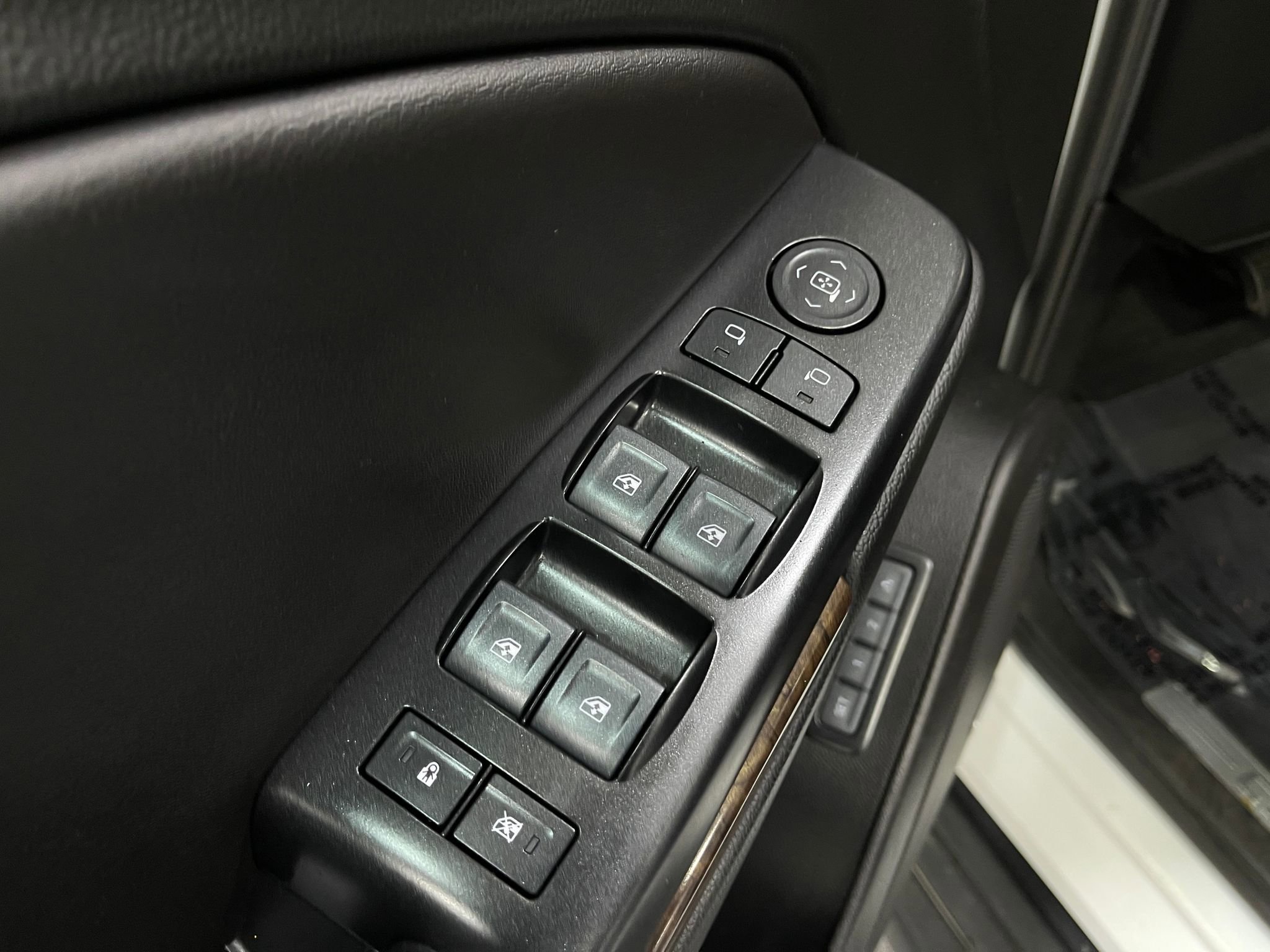 Used 2018 Chevrolet Suburban LT image 16