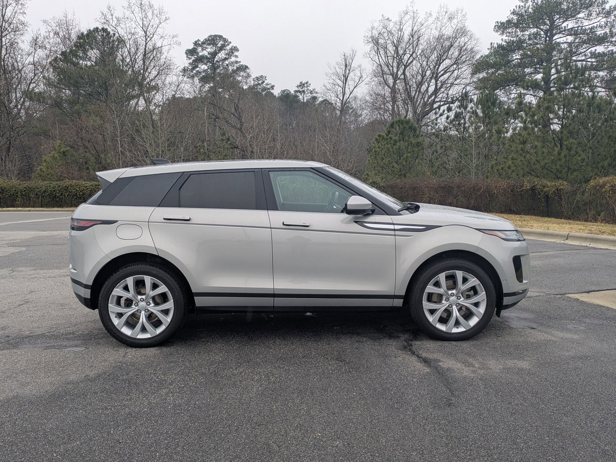 Used 2020 Land Rover Range Rover Evoque SE image 4