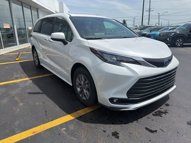 Used 2025 Toyota Sienna XLE AWD/4WD image 8