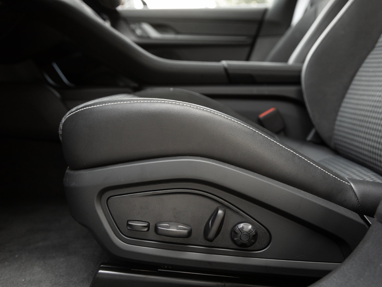Certified 2025 Porsche Taycan AWD/4WD image 23