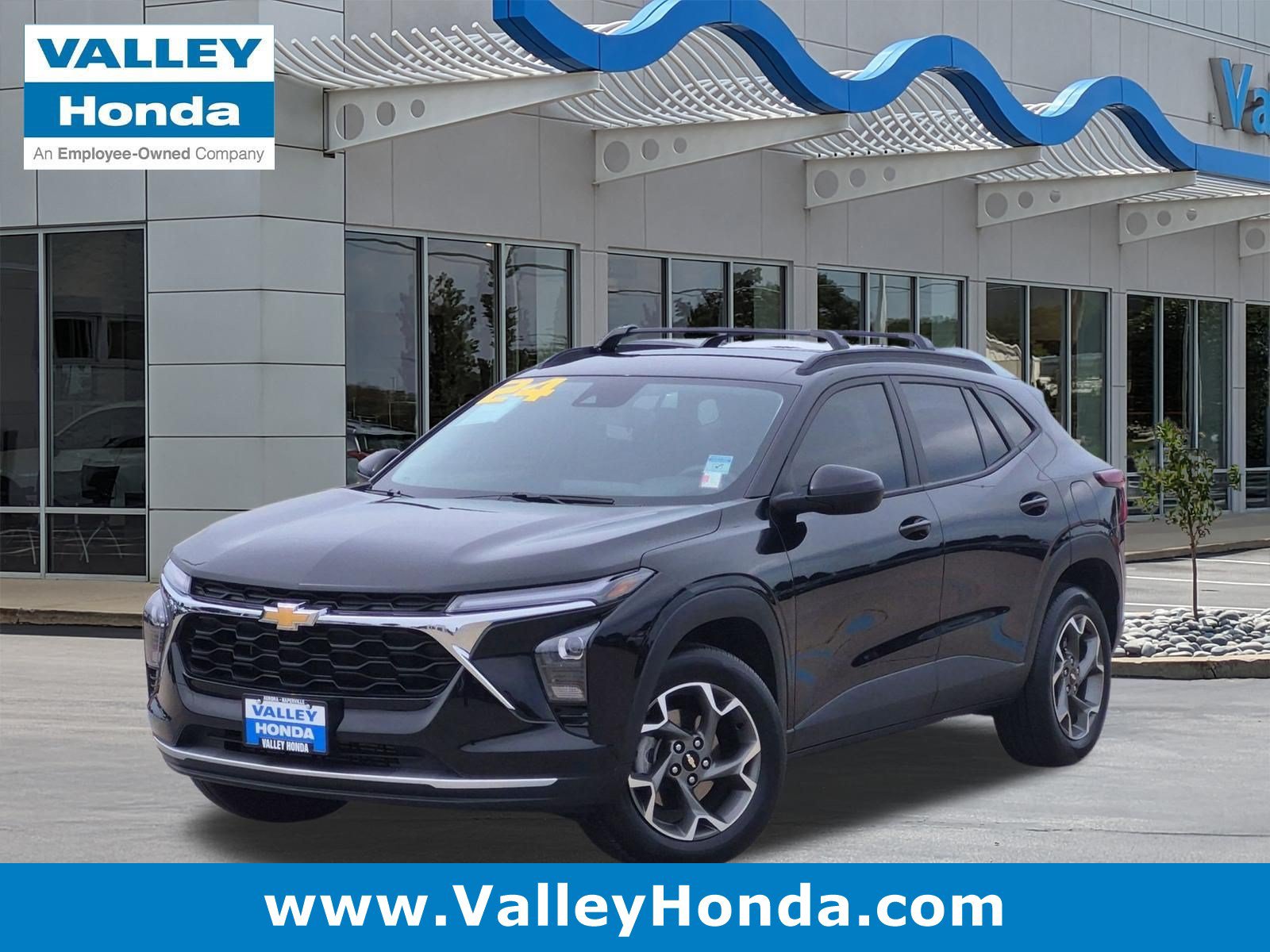 Used 2024 Chevrolet Trax LT FWD image 1