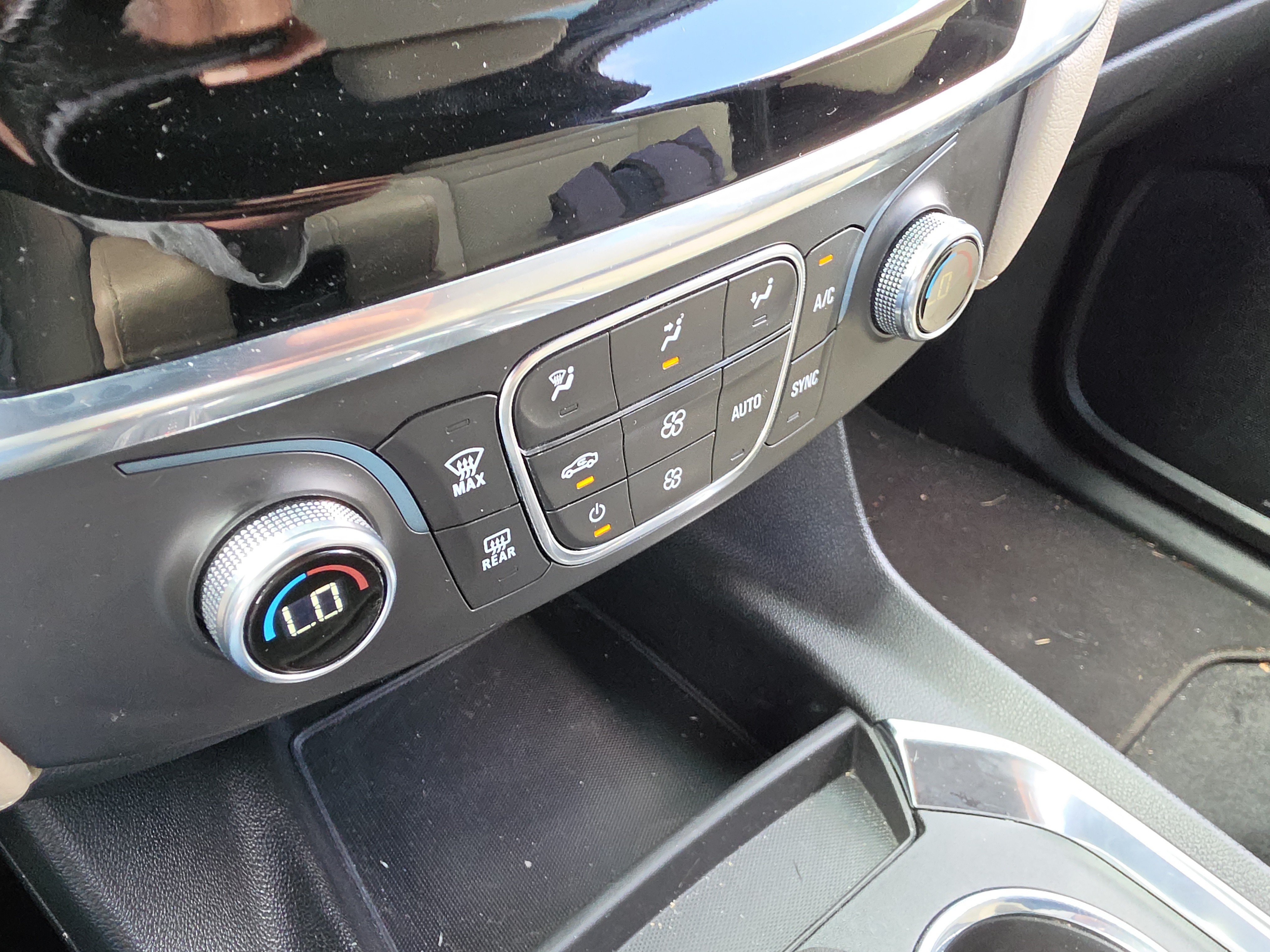Used 2023 Chevrolet Traverse LS FWD image 17