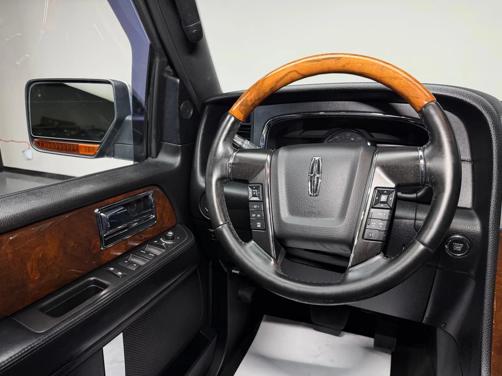 Used 2017 Lincoln Navigator Select AWD/4WD image 25