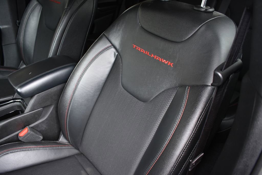 Used 2025 Jeep Compass Trailhawk AWD/4WD image 10