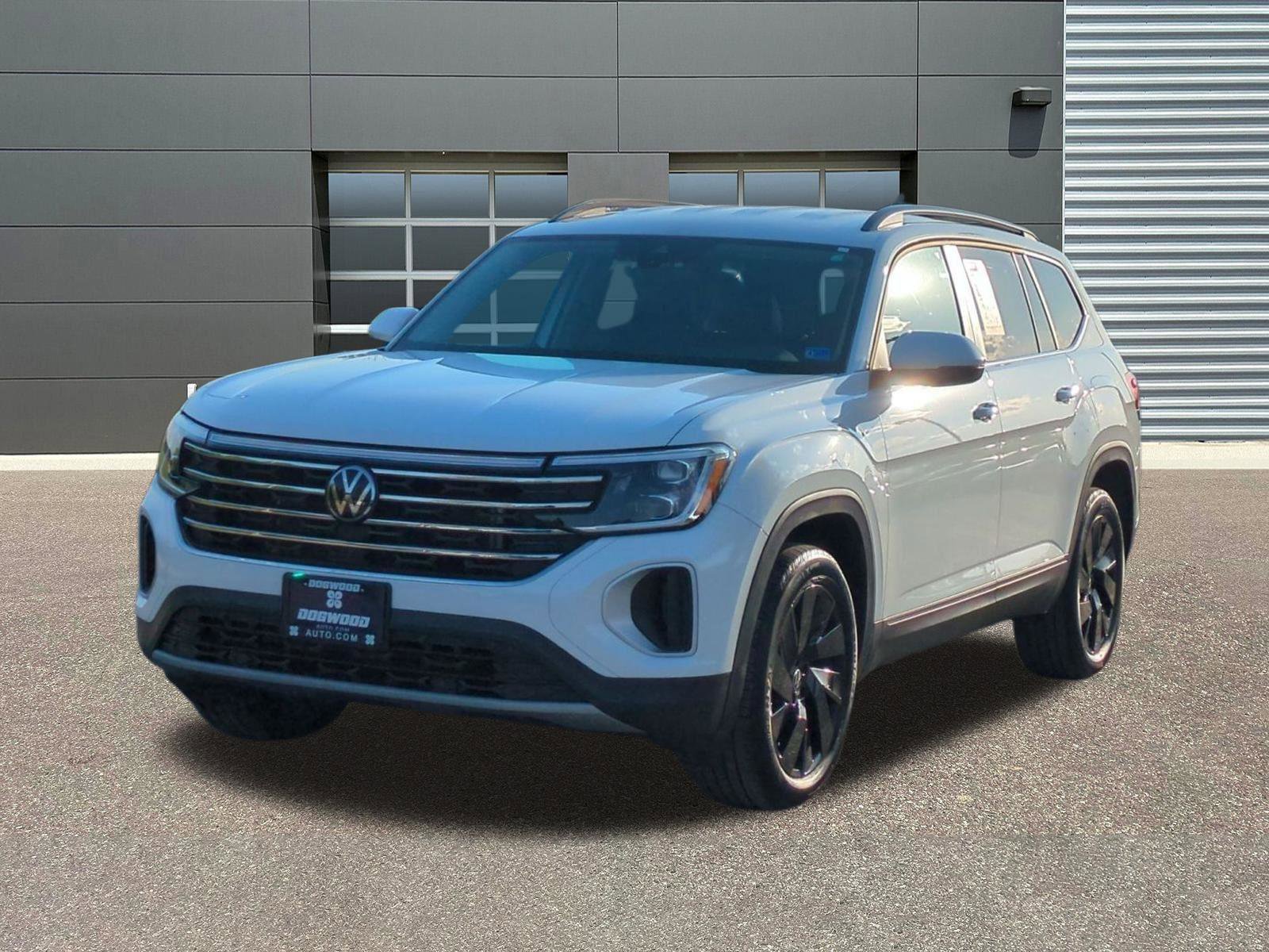 Used 2024 Volkswagen Atlas SE w/ Black Wheel Package AWD/4WD image 3
