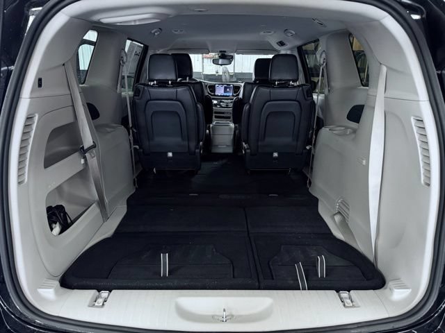 Used 2023 Chrysler Pacifica Touring-L FWD image 11