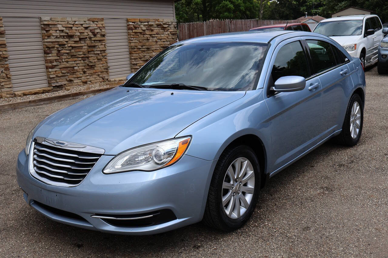 Used 2013 Chrysler 200 Touring FWD image 4