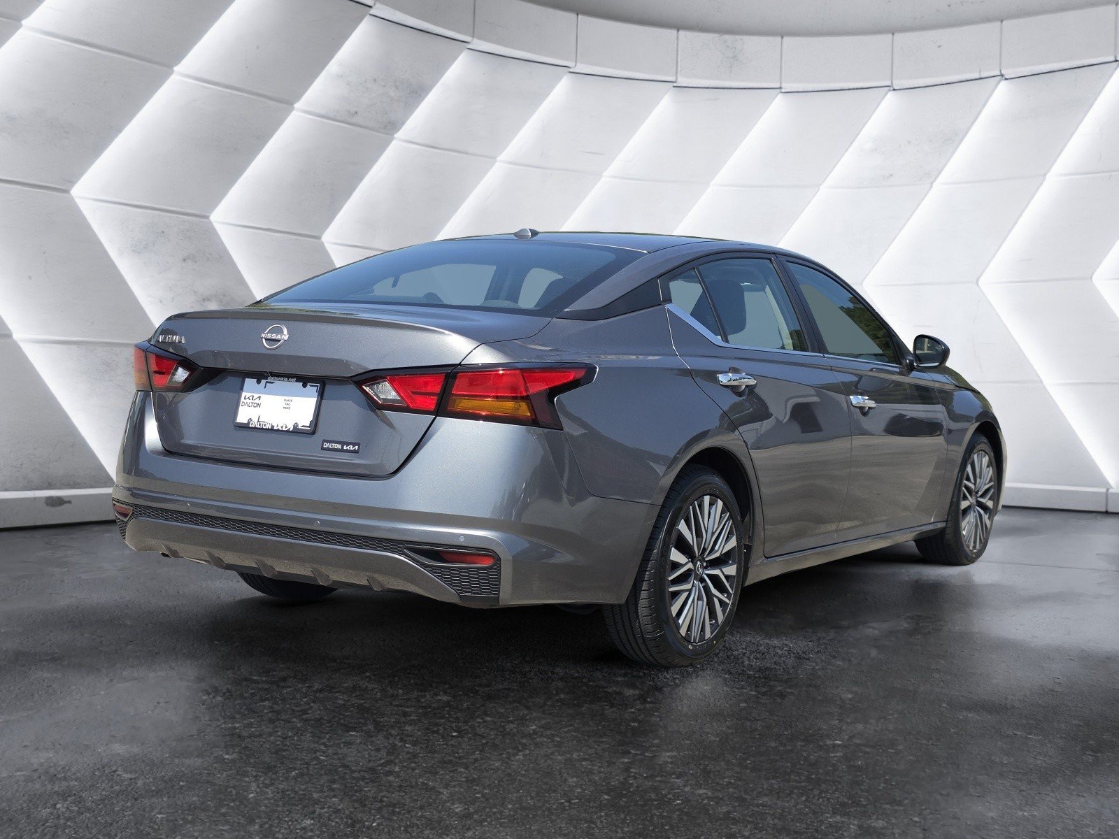 Used 2025 Nissan Altima 2.5 SV FWD image 3