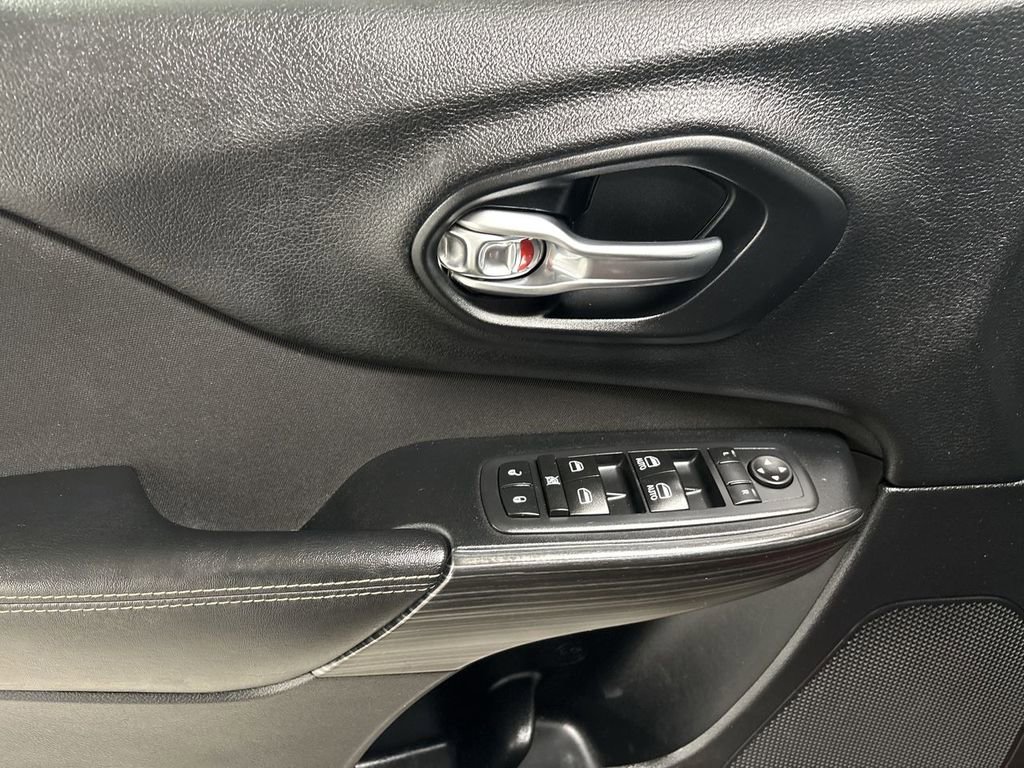 Used 2017 Jeep Cherokee Latitude w/ Cold Weather Group image 11