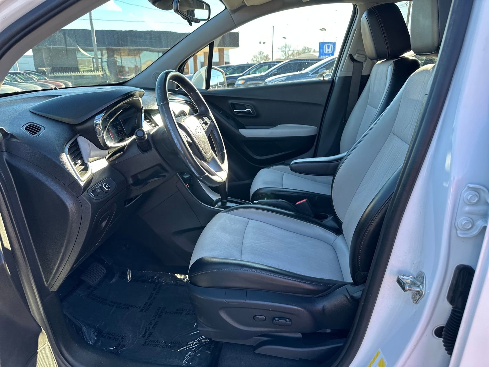 Used 2017 Chevrolet Trax LT w/ LT Convenience Package image 13