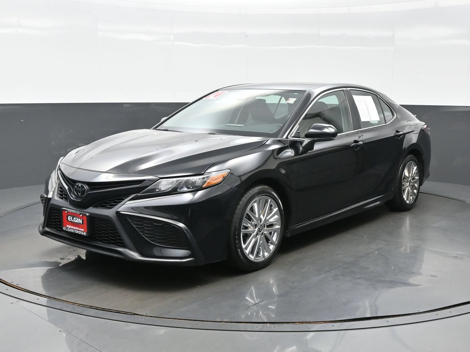 Used 2024 Toyota Camry SE FWD image 2