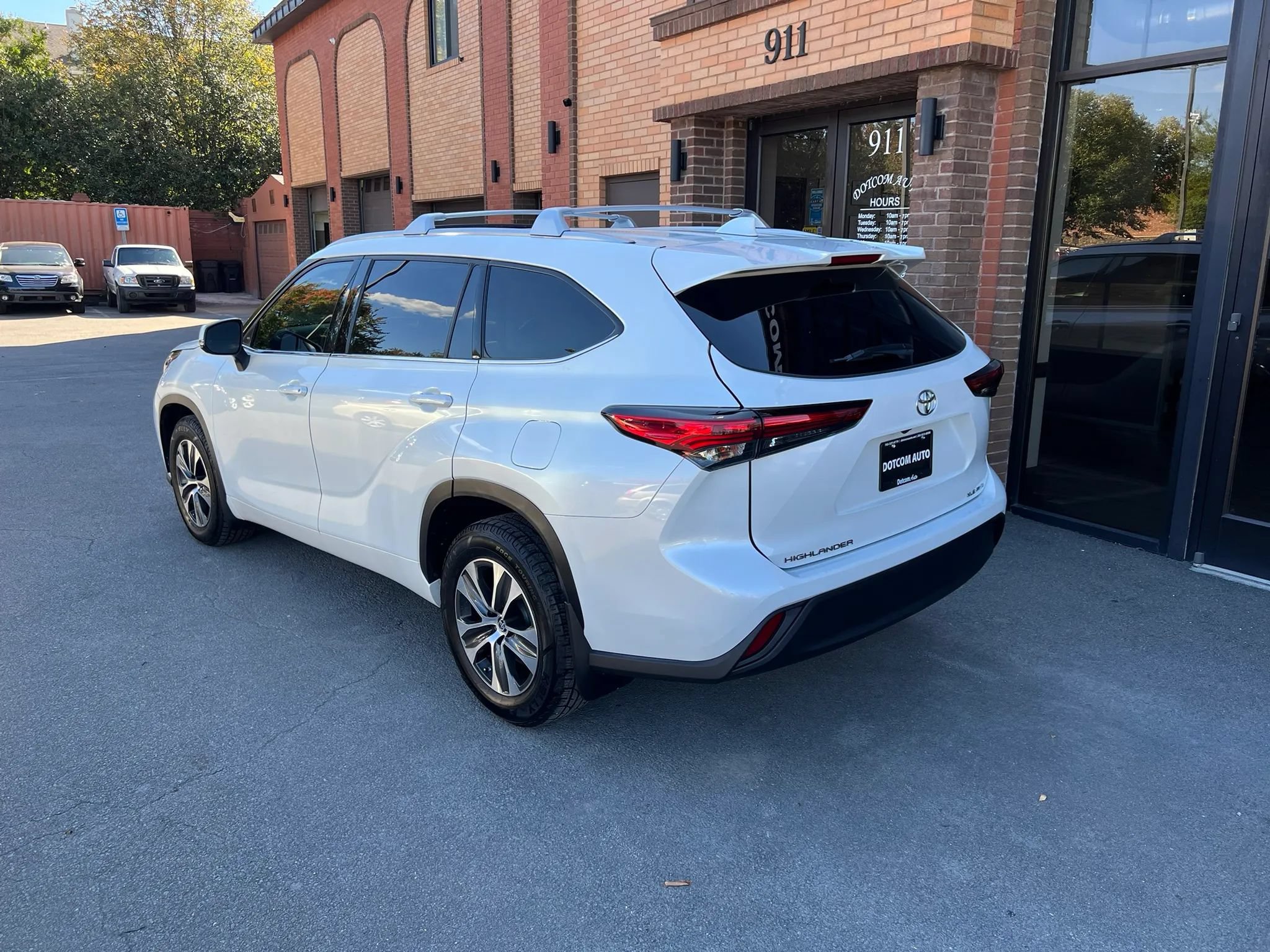 Used 2022 Toyota Highlander XLE AWD/4WD image 5