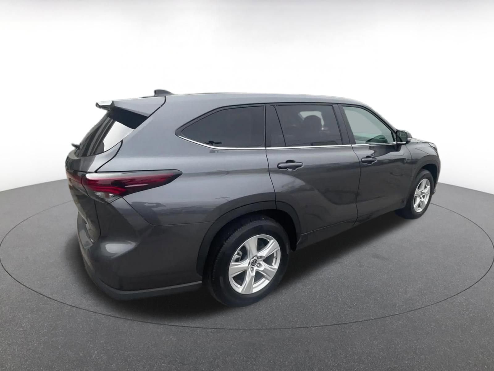 Used 2025 Toyota Highlander LE image 13