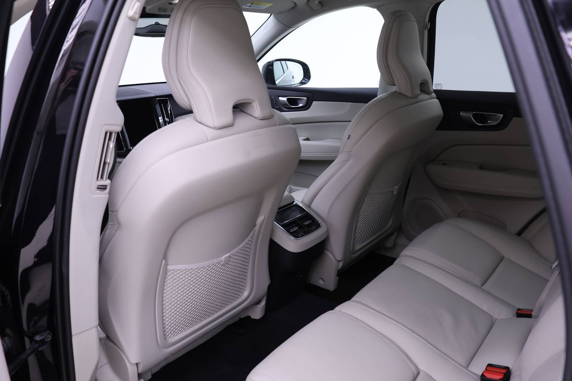 Certified 2022 Volvo XC60 B6 Inscription w/ Advanced Package image 17