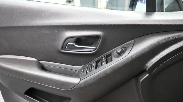 Used 2020 Chevrolet Trax LT w/ LT Convenience Package FWD image 24