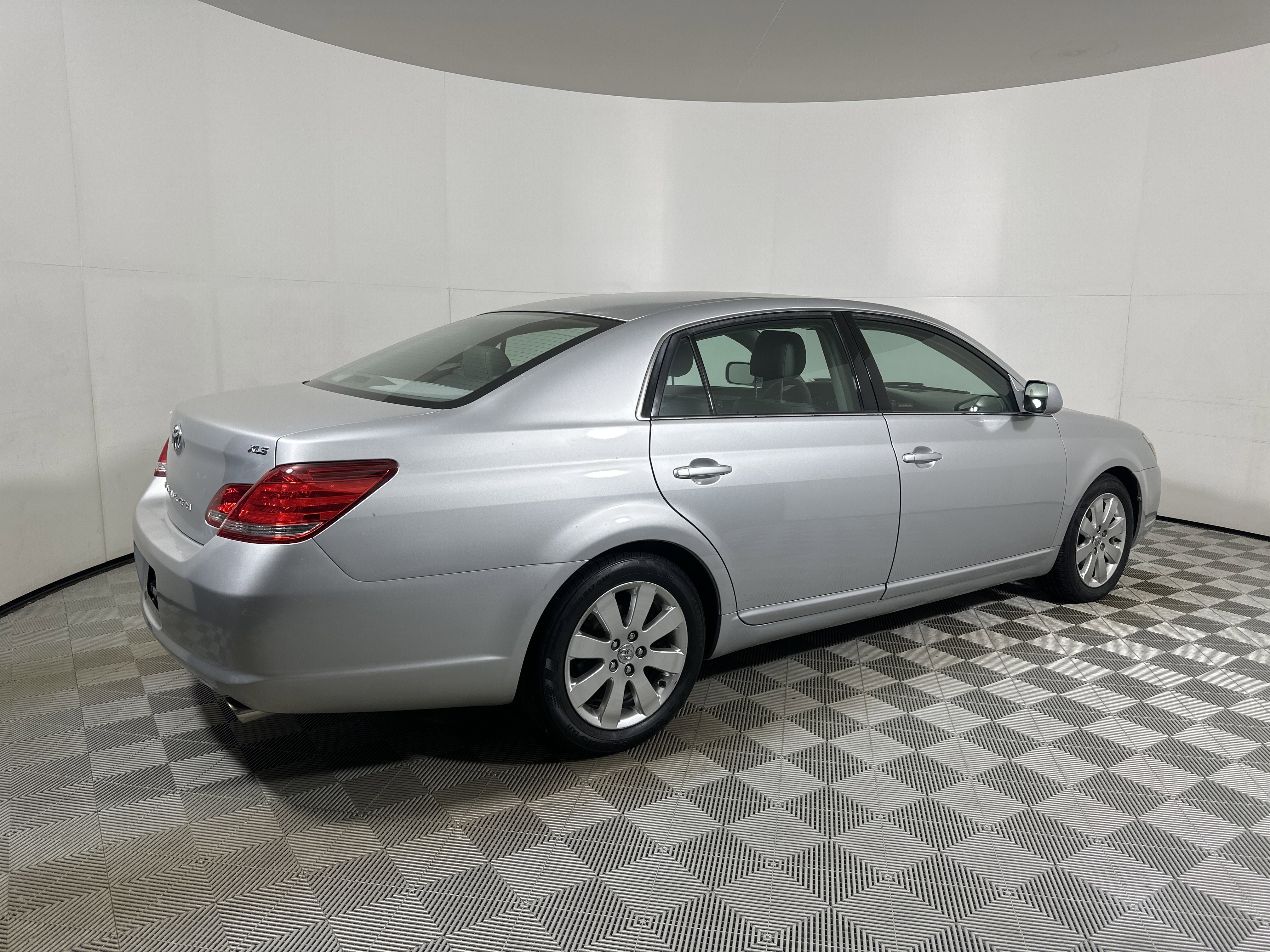 Used 2006 Toyota Avalon XLS image 7