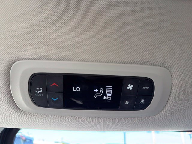 Used 2024 Chrysler Pacifica Touring-L FWD image 31