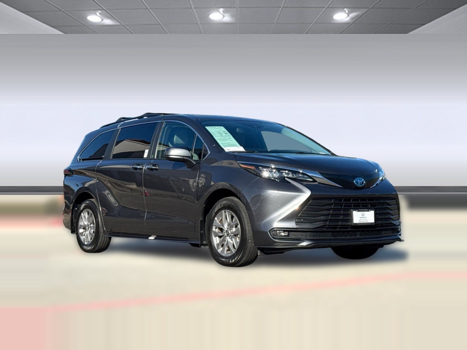Used 2025 Toyota Sienna XLE FWD image 6