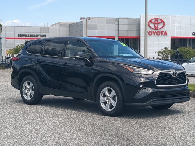 Used 2021 Toyota Highlander LE FWD image 1