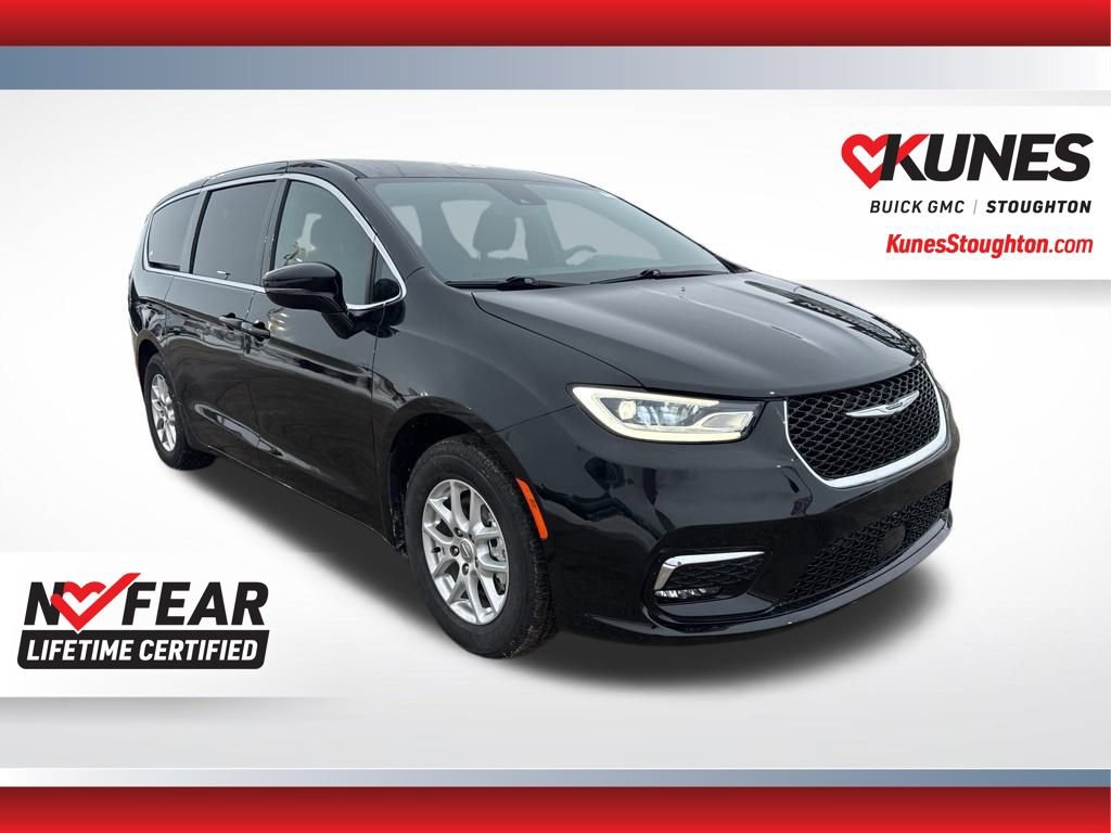 Used 2025 Chrysler Pacifica Select