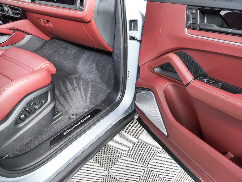 Certified 2024 Porsche Cayenne Turbo AWD/4WD image 27