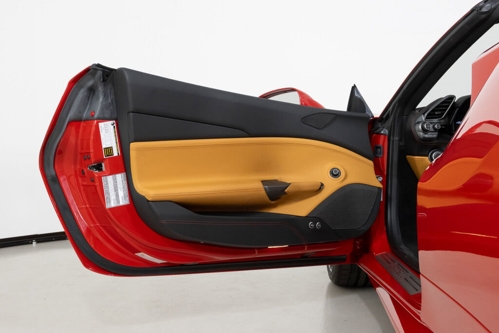 Used 2018 Ferrari 488 Spider image 31