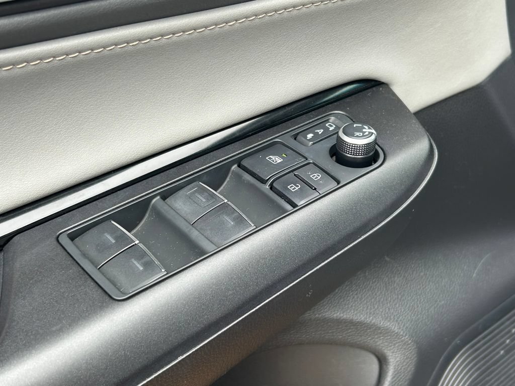 Used 2023 Toyota Venza LE AWD/4WD image 21