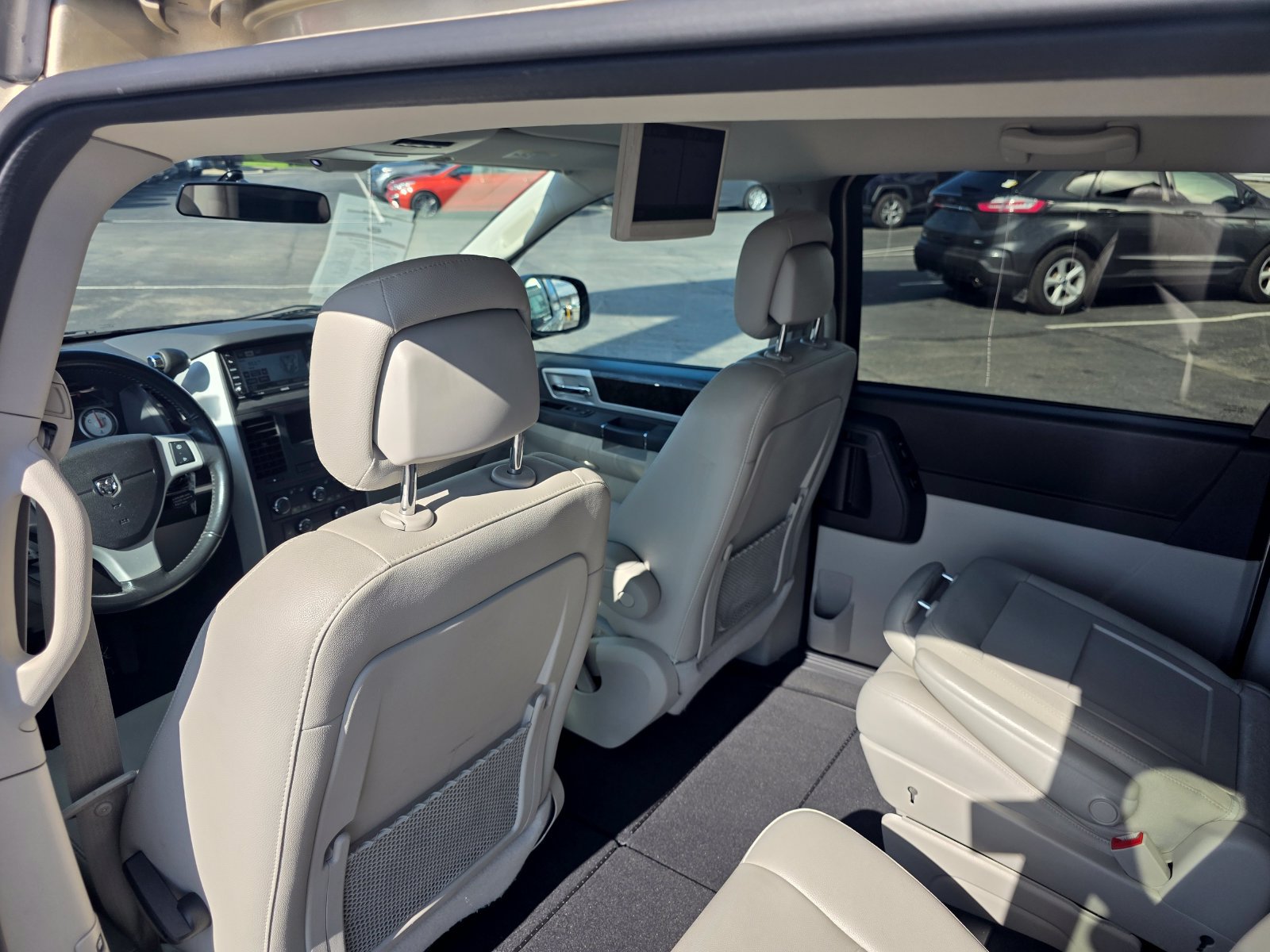 Used 2010 Dodge Grand Caravan SXT FWD image 16