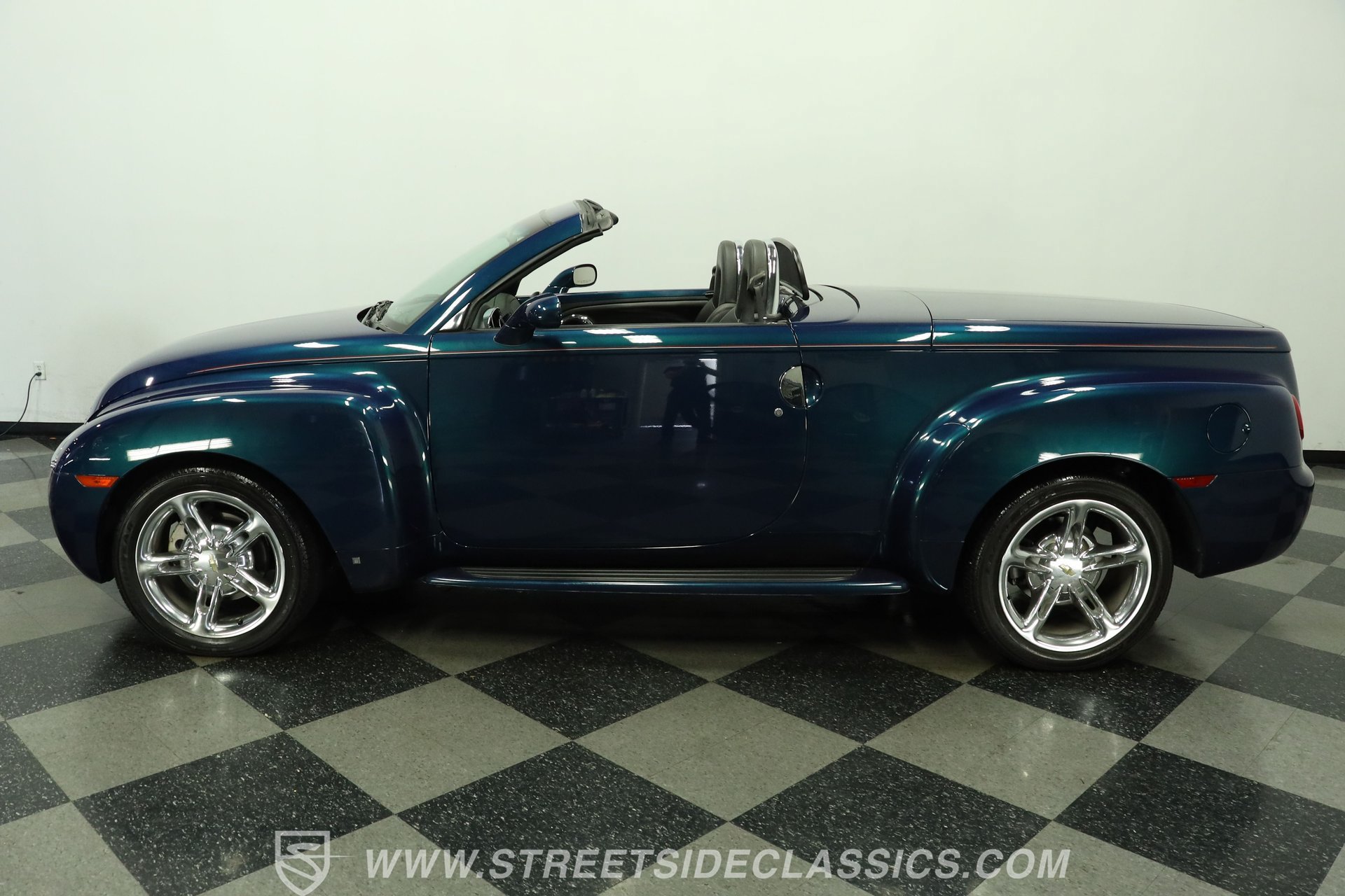Used 2006 Chevrolet SSR w/ Preferred Equipment Group RWD image 2