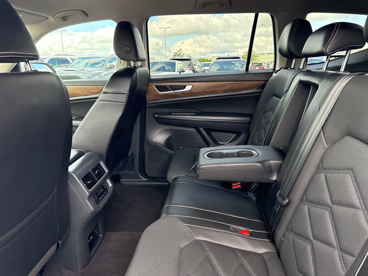 Used 2024 Volkswagen Atlas SE AWD/4WD image 13
