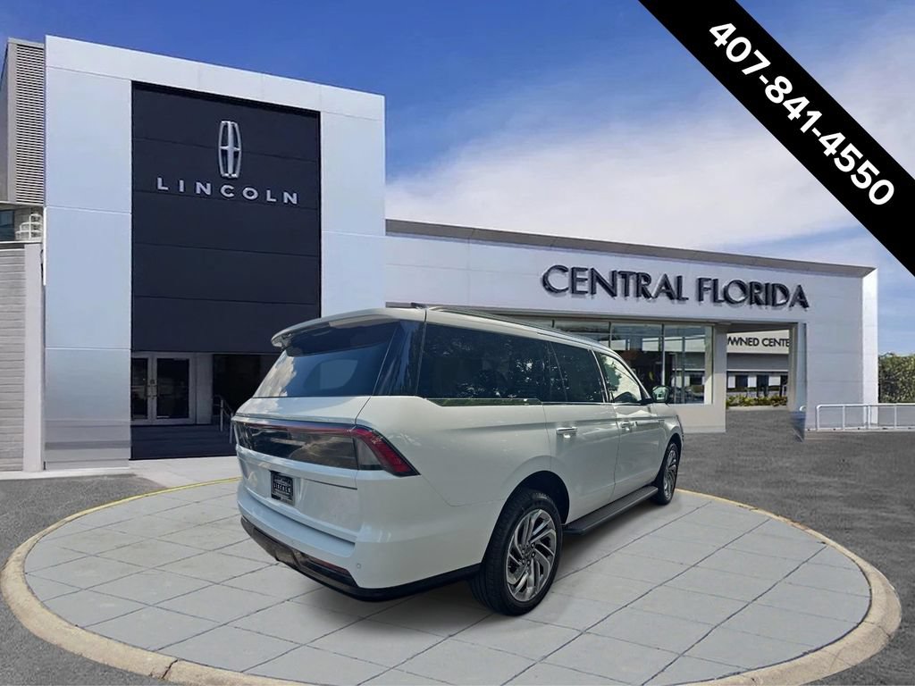 New 2027 Lincoln Navigator Premiere RWD image 3
