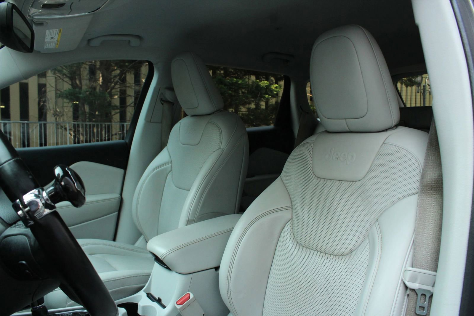 Used 2020 Jeep Cherokee Limited FWD image 16