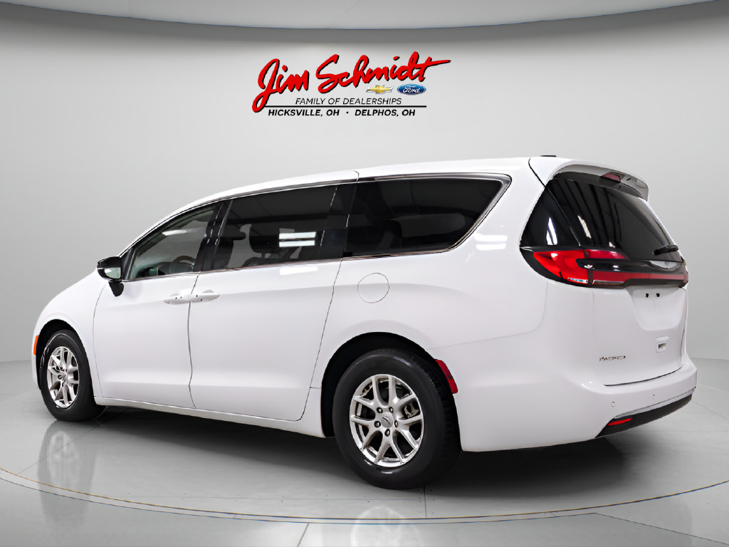 Used 2024 Chrysler Pacifica Touring-L FWD image 4