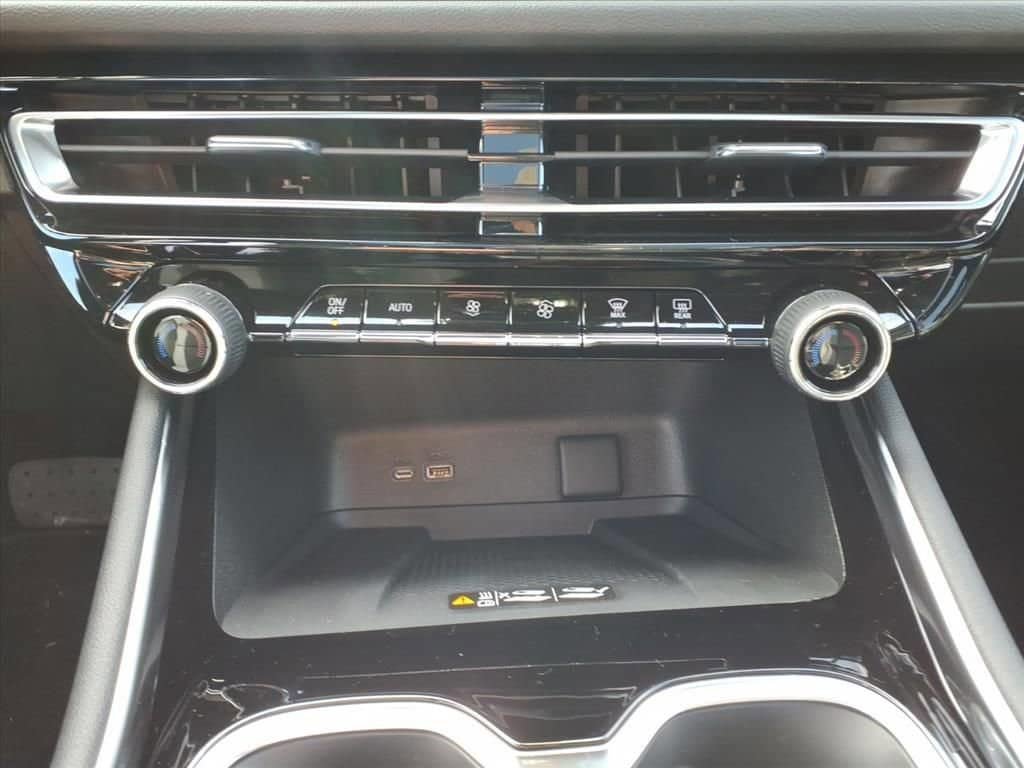 New 2026 Chevrolet Traverse LT w/ Sun and Wheel Package FWD image 23