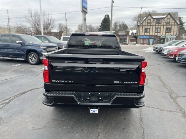 Used 2020 Chevrolet Silverado 1500 Custom w/ Custom Value Package image 4