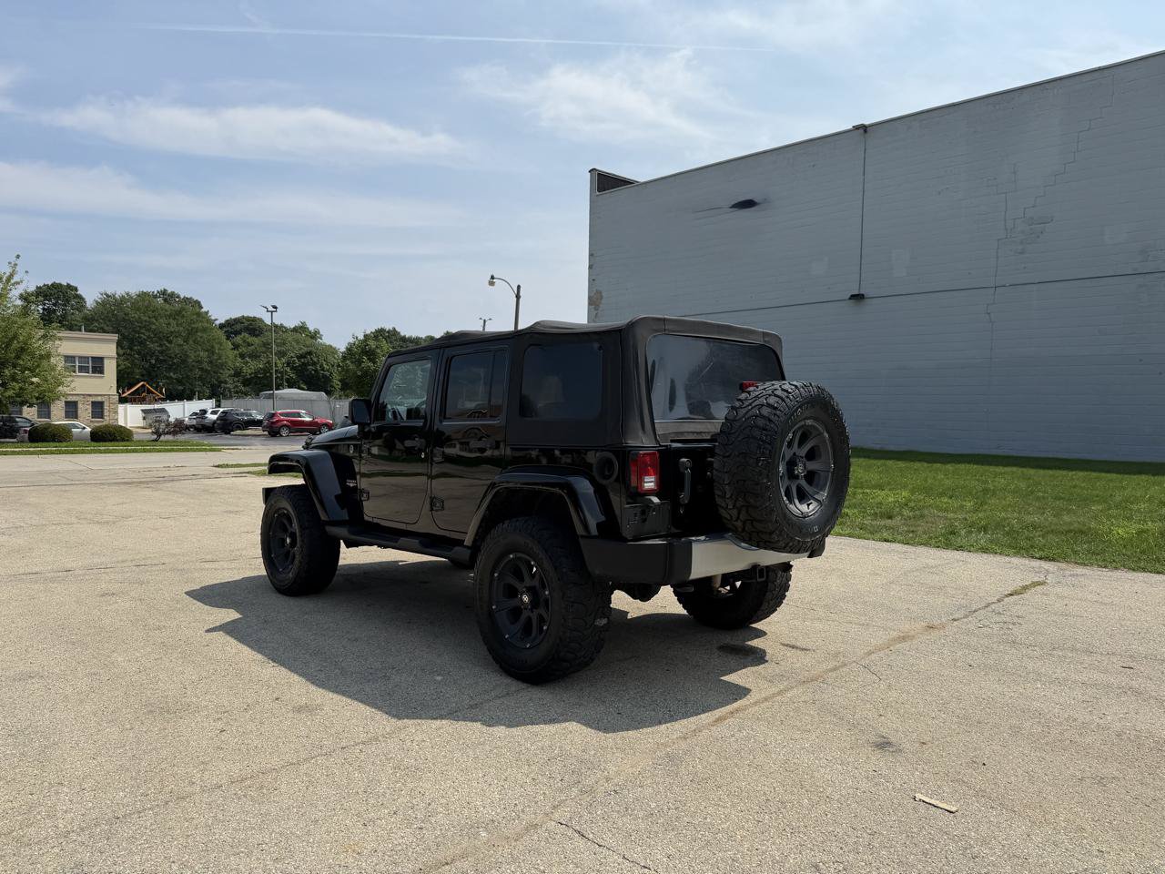 Used 2012 Jeep Wrangler Unlimited Sahara w/ Dual Top Group AWD/4WD image 5