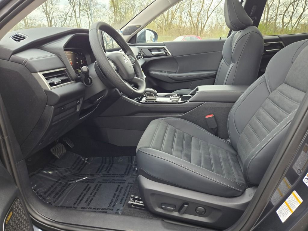 New 2025 Mitsubishi Outlander SE image 16
