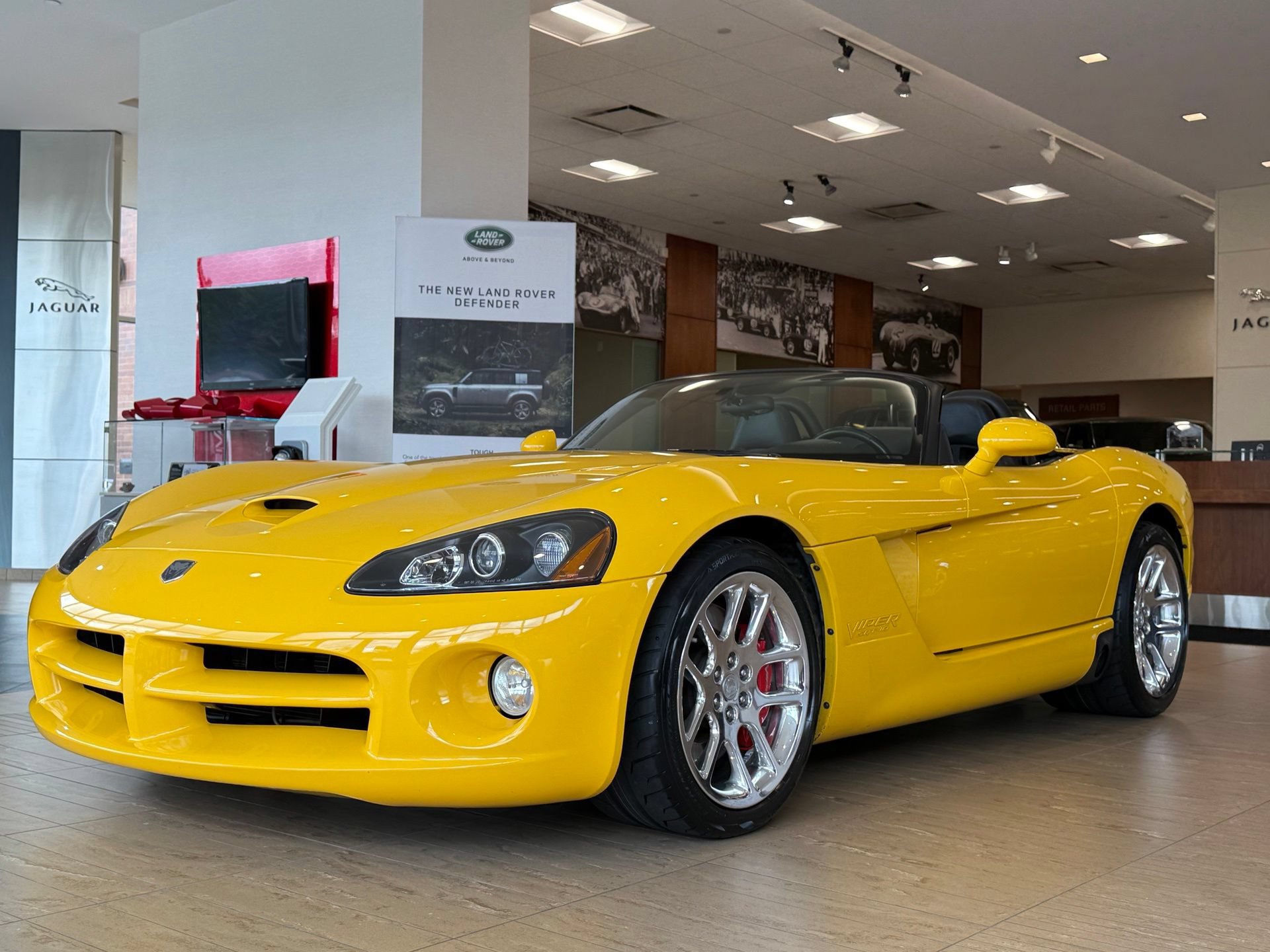 Used 2005 Dodge Viper SRT-10 RWD image 2