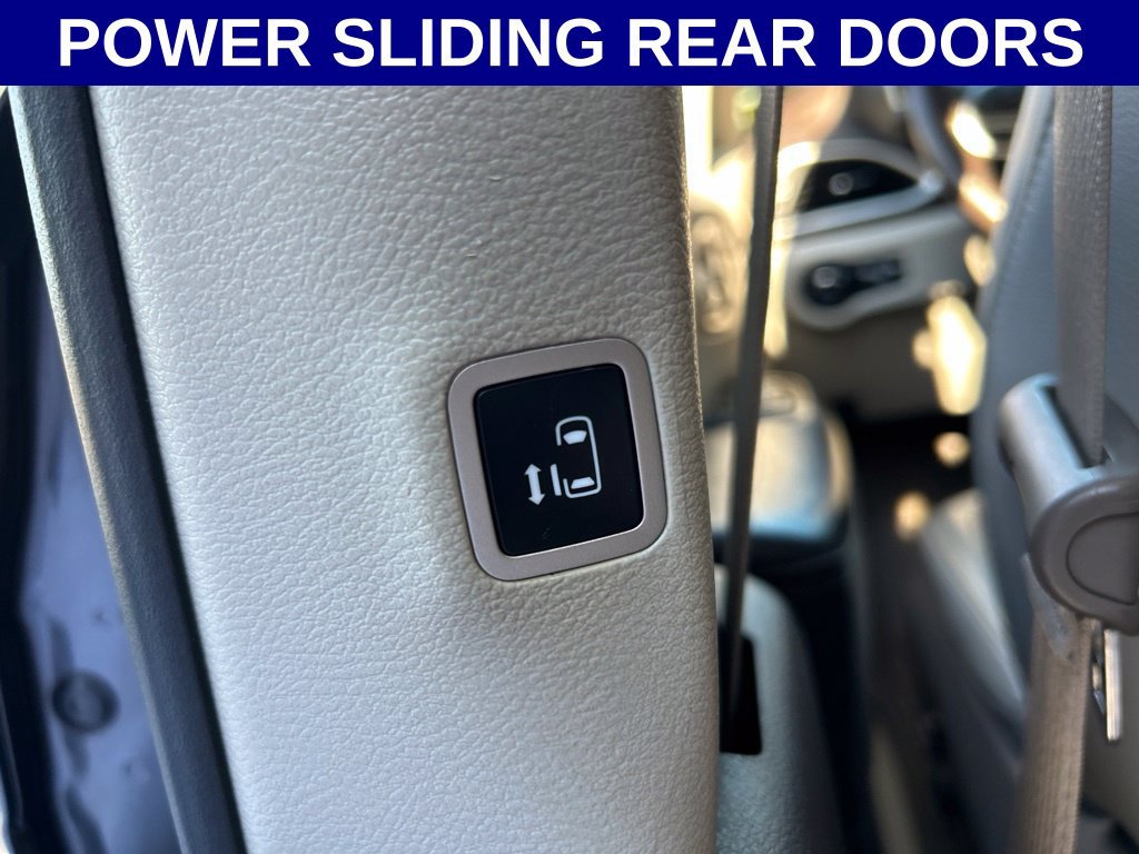 Used 2021 Chrysler Pacifica Touring-L w/ Uconnect Theater Family Group FWD image 18