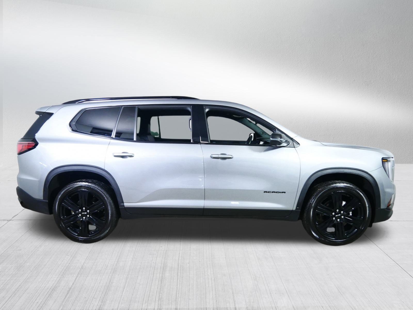 Used 2025 GMC Acadia Elevation w/ Elevation Premium Package image 8