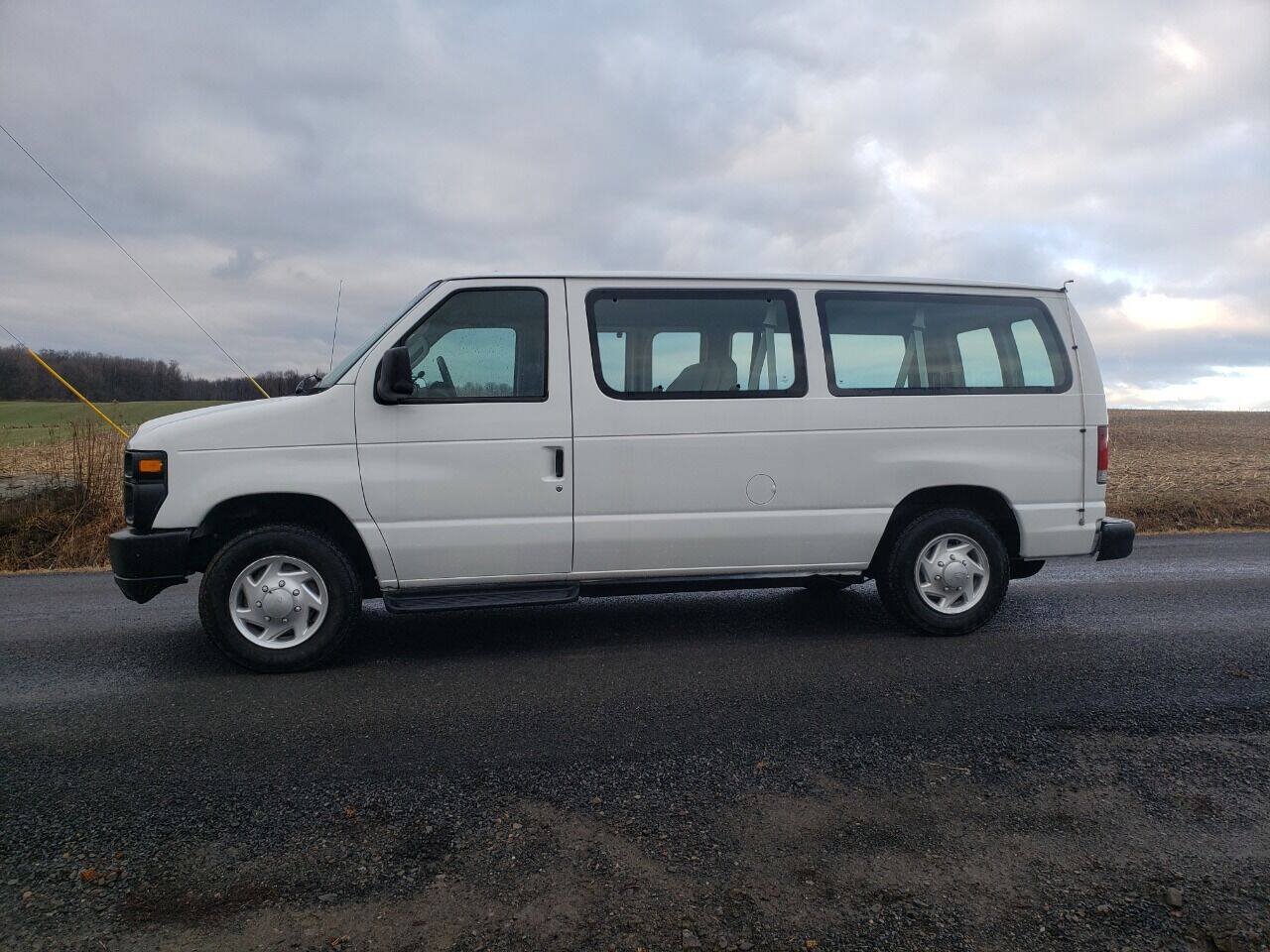 Used 2011 Ford E-150 and Econoline 150 Wagon w/ PWR Windows & Locks Group RWD image 3