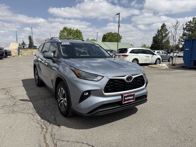 Used 2022 Toyota Highlander XLE AWD/4WD image 3
