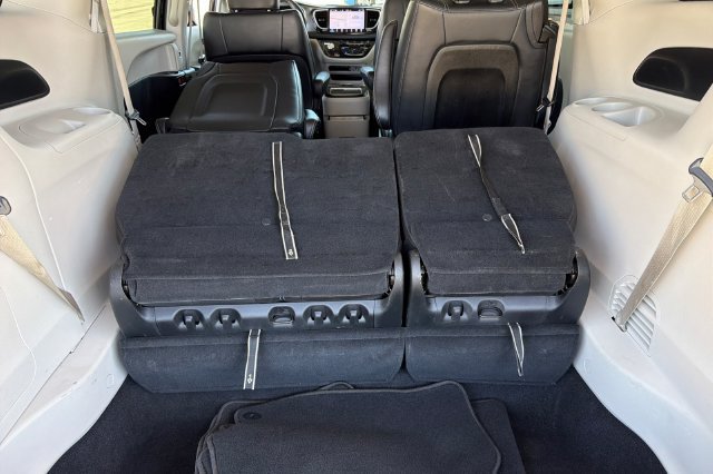 Used 2024 Chrysler Pacifica Limited FWD image 19