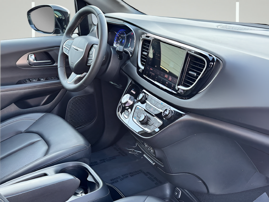 Used 2025 Chrysler Pacifica Select FWD image 11