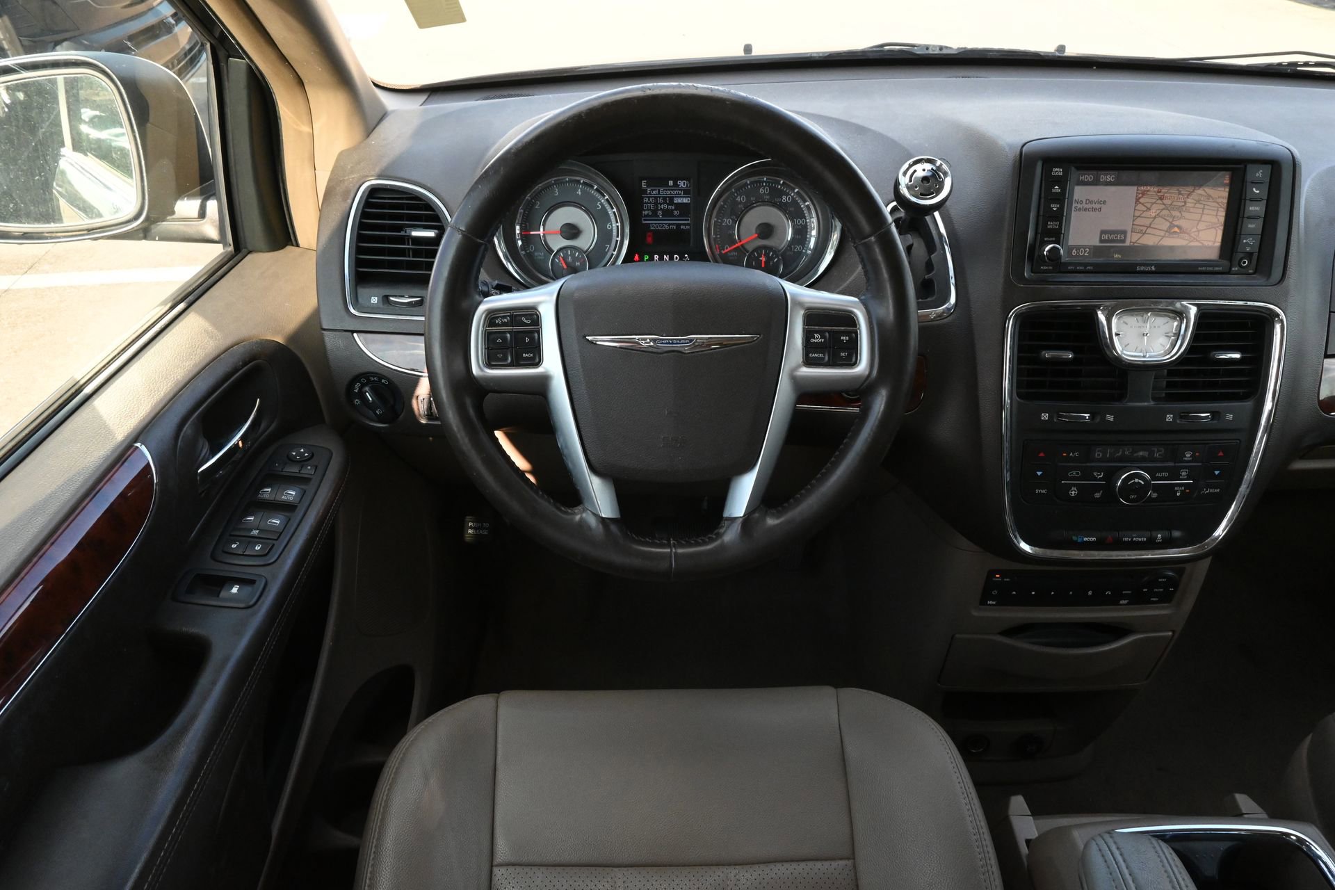 Used 2012 Chrysler Town & Country Touring-L w/ Entertainment Group #2 FWD image 9