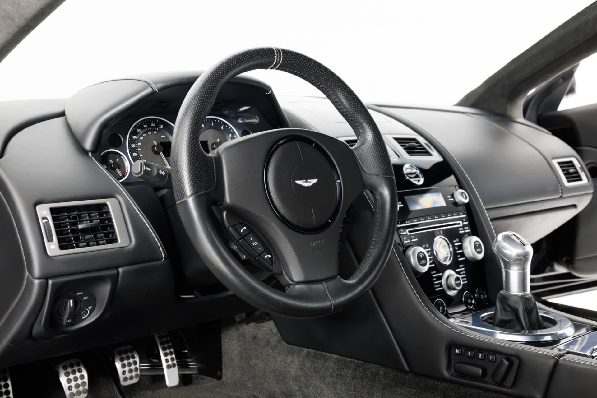Used 2009 Aston Martin DBS Coupe RWD image 17