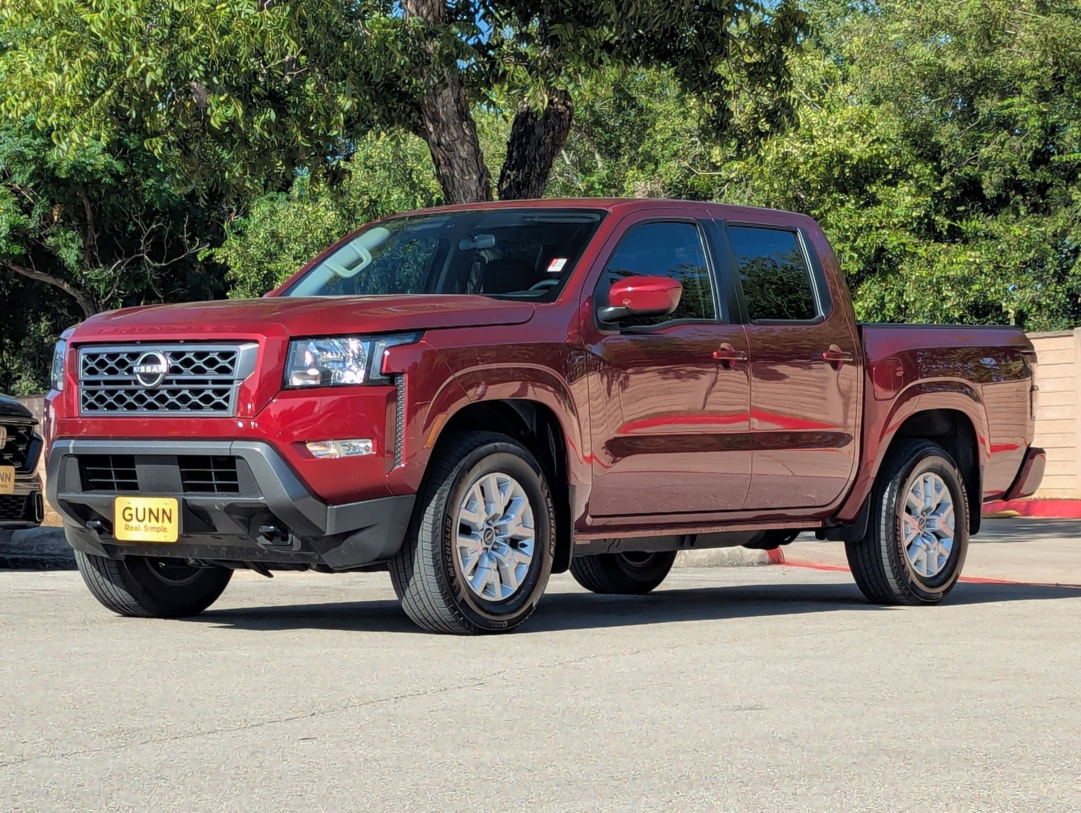 Used 2022 Nissan Frontier SV image 2