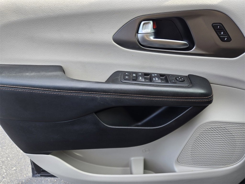 Used 2020 Chrysler Pacifica Touring-L image 35